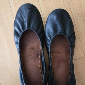 Size 8 black tieks to rehab
